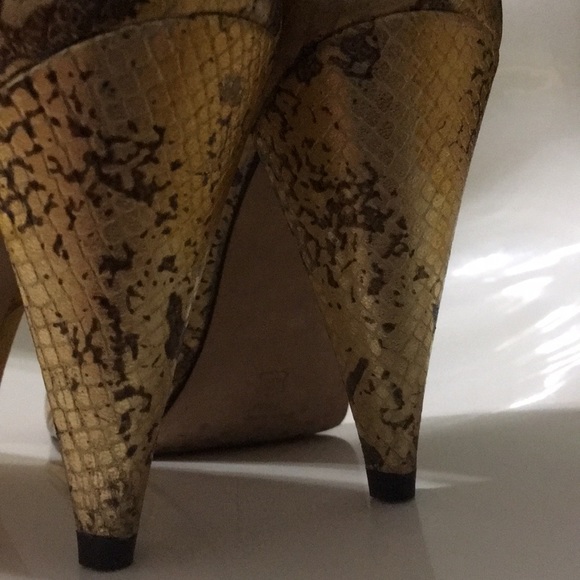 Snake design leather gold higher heeled shoes - Picture 2 of 8